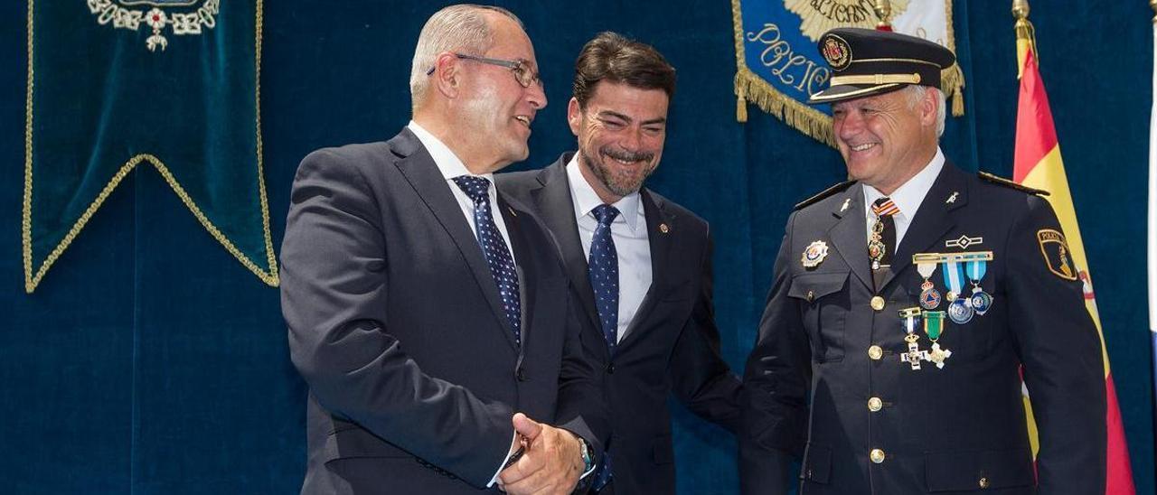 El concejal de Seguridad, José Ramón González; el alcalde, Luis Barcala, y el jefe de la Policía Local, José María Conesa, en una imagen de archivo