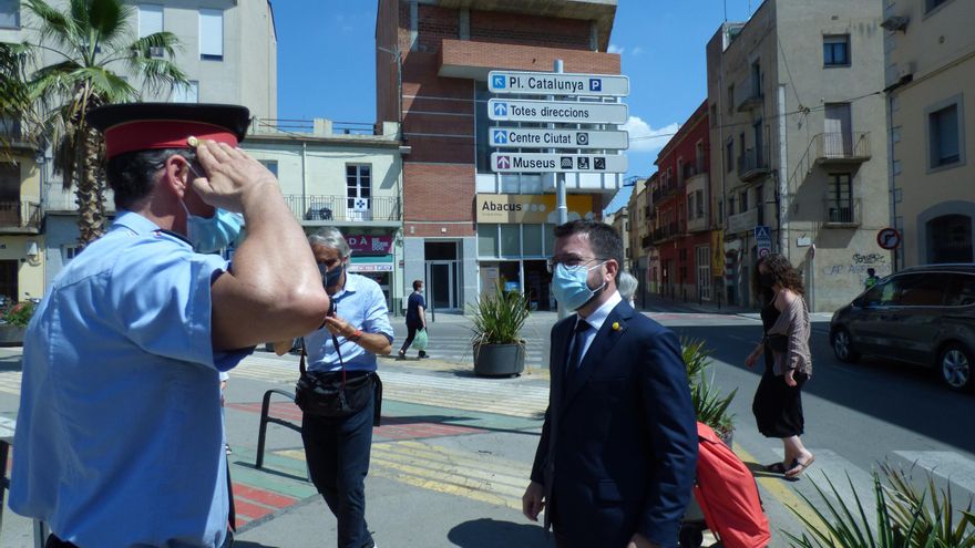 El president de la Generalitat, Pere Aragonès, parla amb marxants i comerciants durant una visita a Figueres