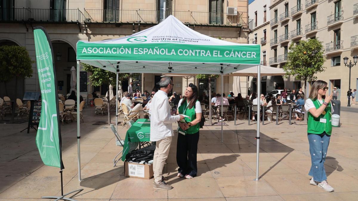 La Asociación Española contra el cáncer saca a pasear de nuevo su bandera en Alicante