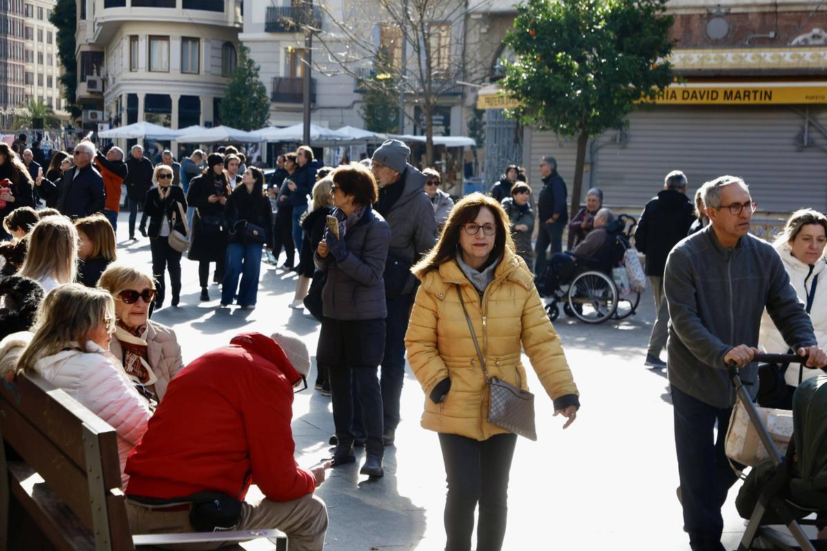 Visitantes recorren el centro de València