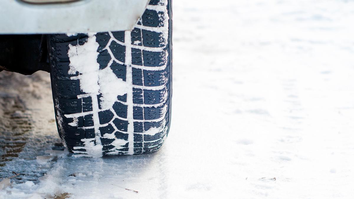 Adiós a las ruedas normales en 2024: el cambio de neumáticos en invierno que afecta a millones de coches