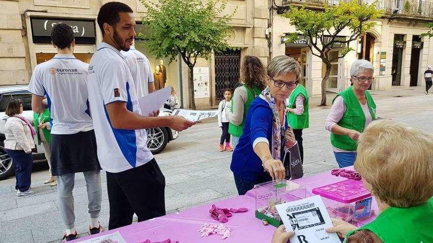 El cobista Alfredo Ott colabora en el puesto de la AECC. // FdV