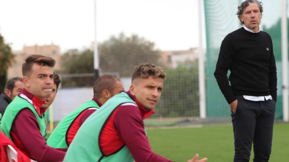 Raúl Garrido, técnico del CD Ibiza, junto al banquillo local.