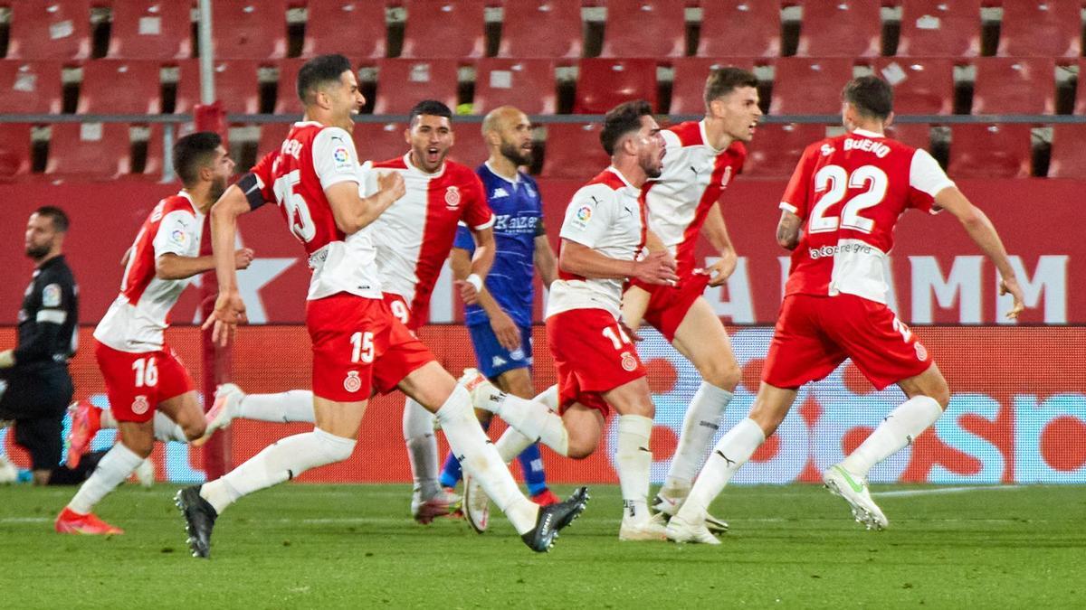 Los jugadores del Girona celebran el gol de Monchu.