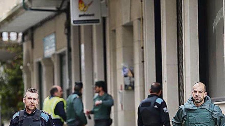 A la izquierda, efectivos de Policía Local y Guardia Civil de O Grove. Sobre estas líneas, el Servicio Municipal de Emergencias. // Muñiz