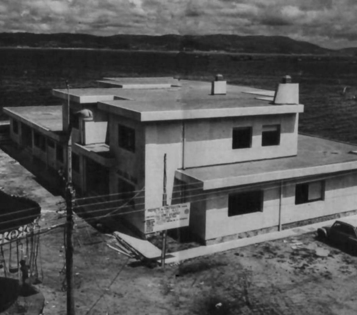 La antigua Casa do Mar de Bueu durante su construcción, a mediados de la década de 1970. | // FDV