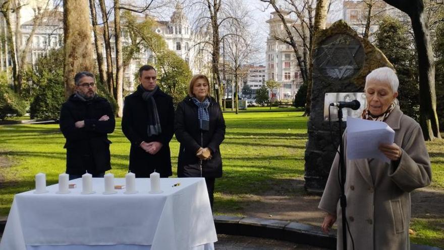 Oviedo enciende seis velas por las víctimas del Holocausto