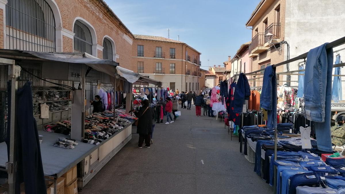 Vecinos recorren los puntos de venta del mercadillo semanal