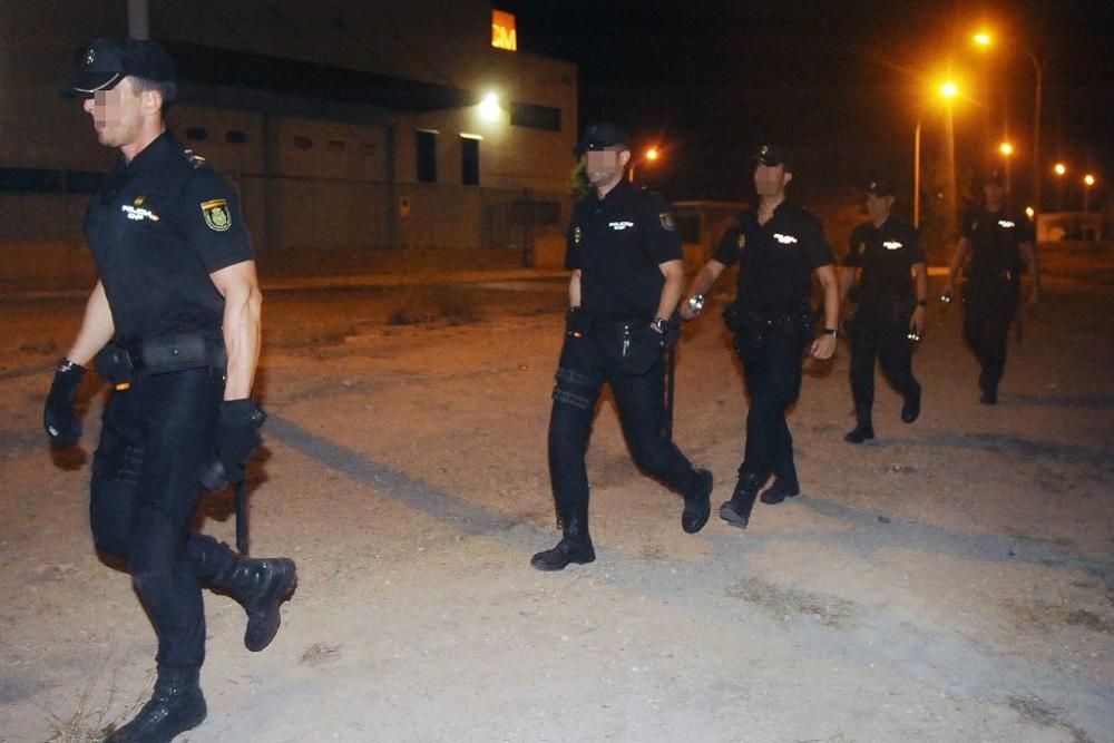 Heridos cuatro policías en un motín en el CIE