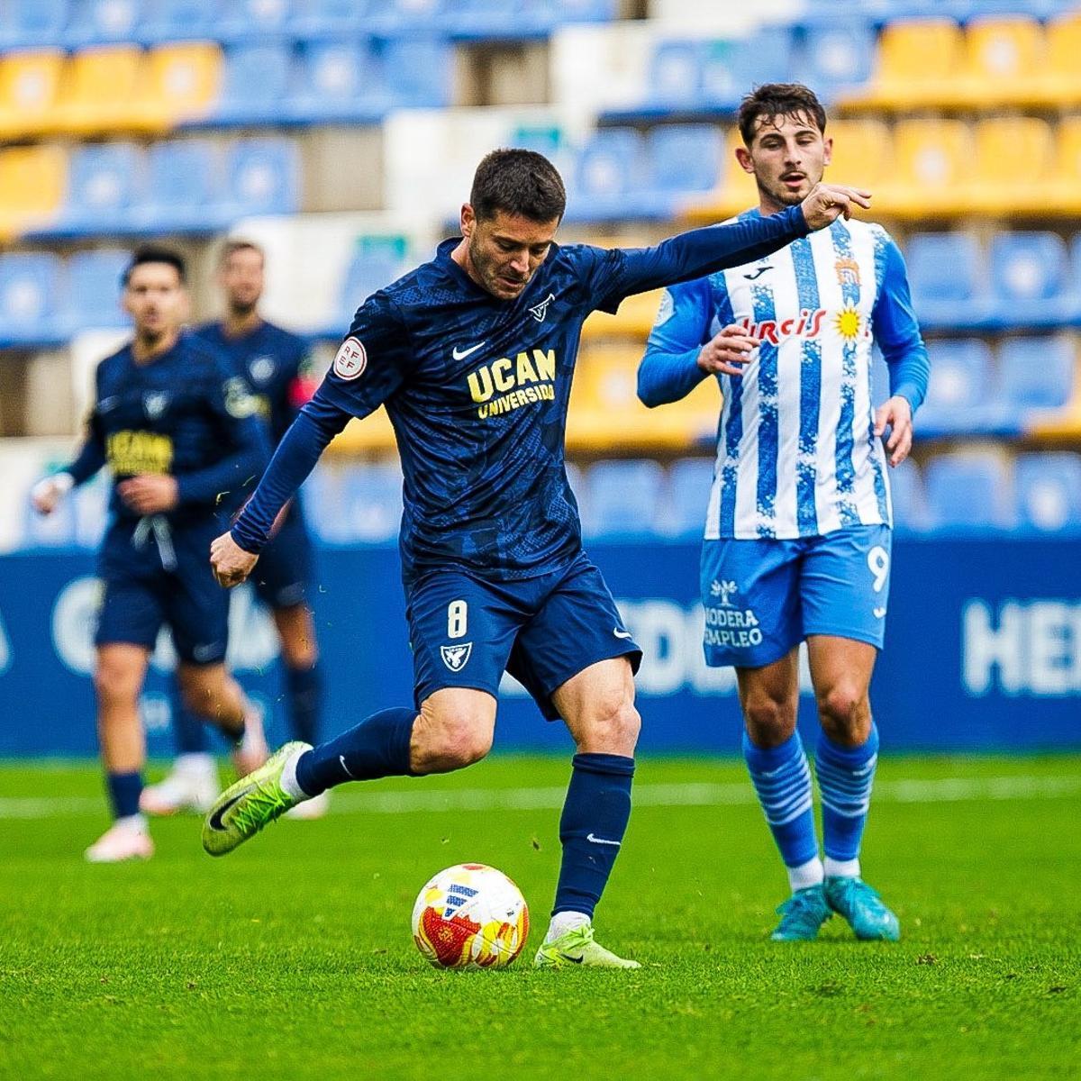 Mario Abenza ensaya el disparo a puerta en el UCAM Murcia-Águilas