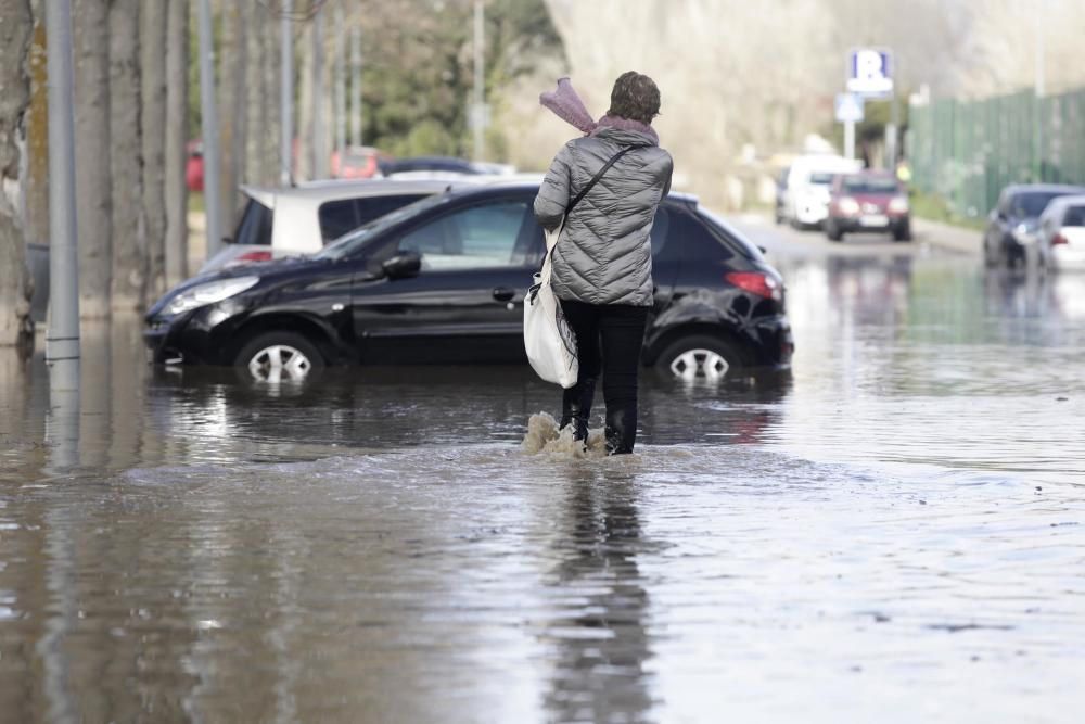 Retiren contenidors i cotxes de la zona inundada