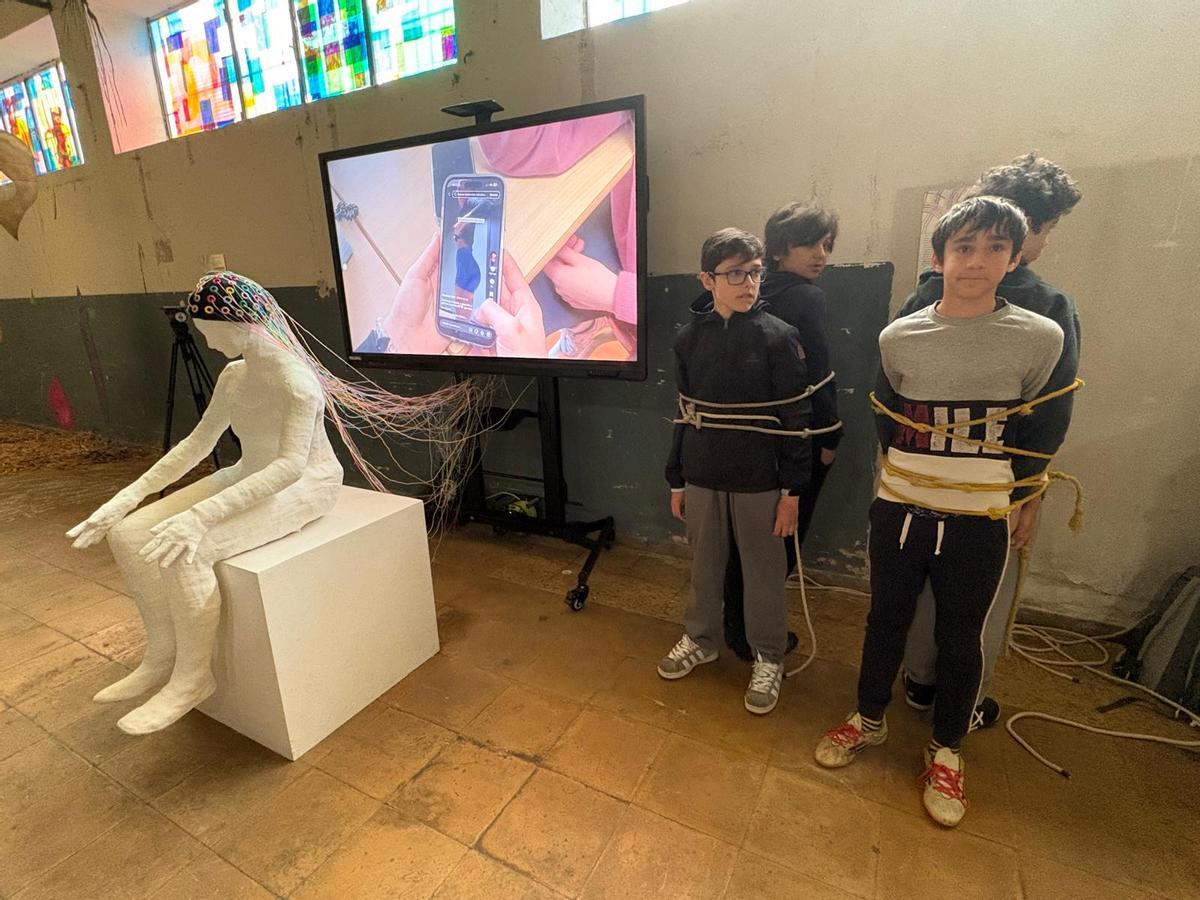 Performance de los alumnos del IES de Ibias en la Muestra de Arte Contemporáneo Escolar de Asturias (MACEAS)