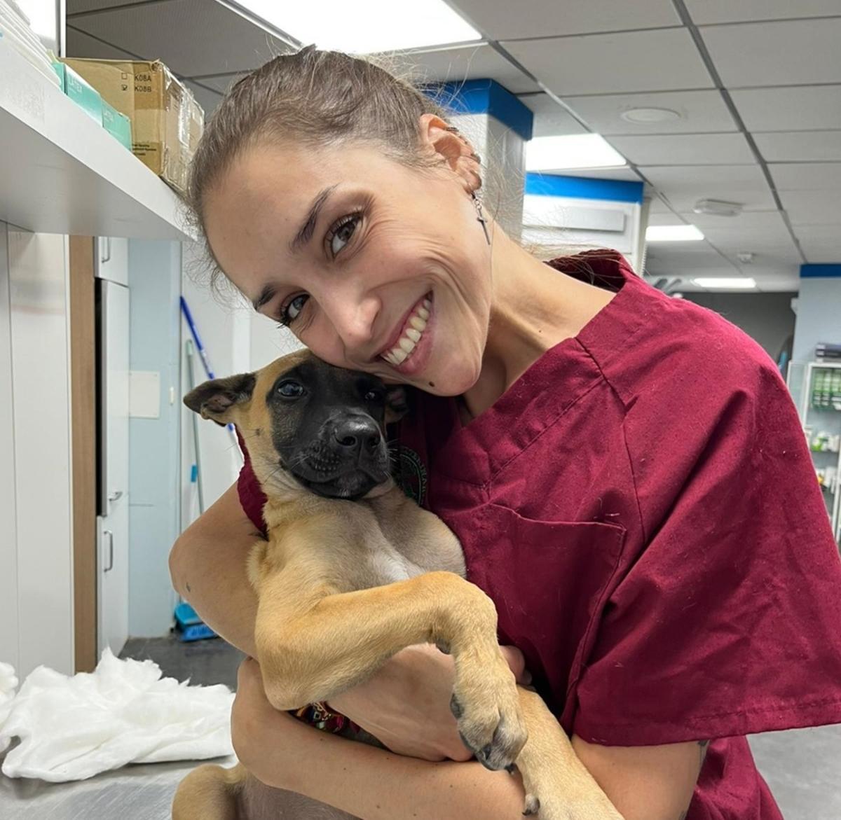 Una alumna participante en las actividades de la Cátedra Canitas de Animales de Compañía.