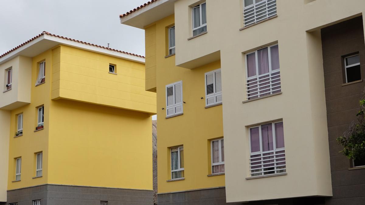 Archivo - Bloque de viviendas sociales en Canarias