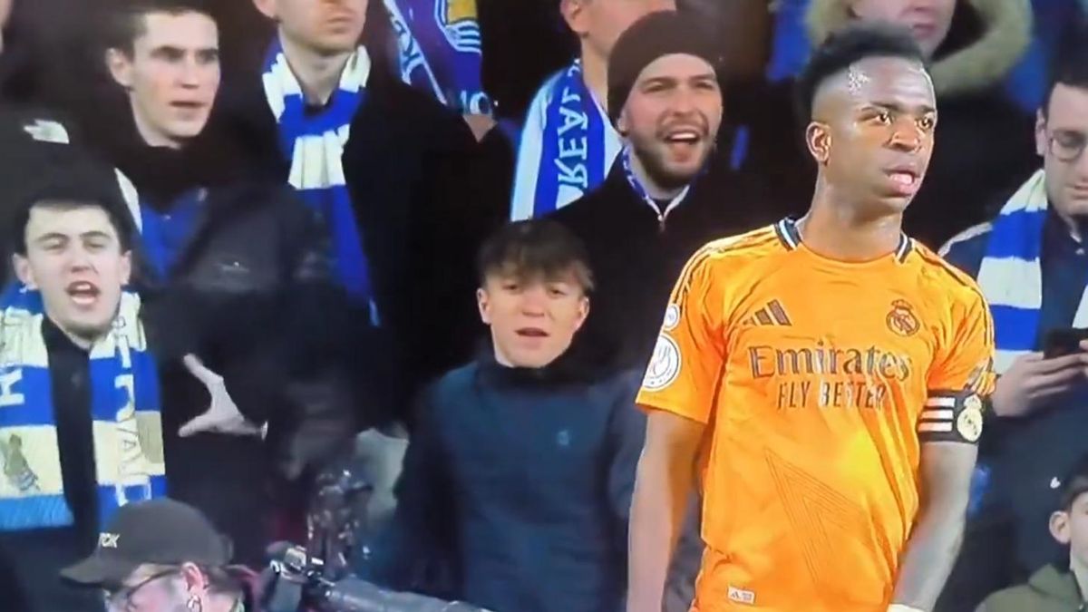 Un aficionado hace gestos racistas dirigidos a Vinicius.