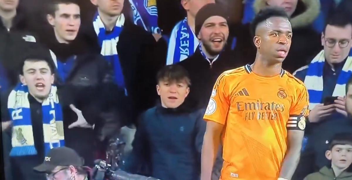 Un aficionado hace gestos racistas dirigidos a Vinicius.