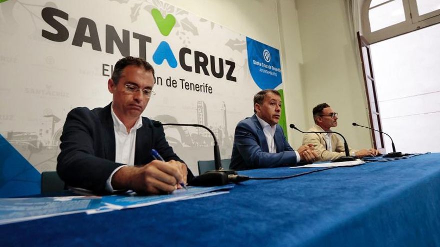 El alcalde de Santa Cruz, flanqueado por el concejal de Servicios Públicos y el arquitecto de Proyectos Urbanos.