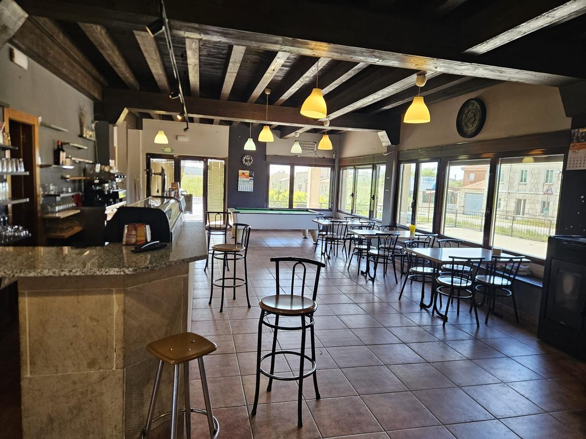Vista del interior del barhotel cuyo alquiler se deja gratis y además se otorga 4.000 euros a quien lo lleve.