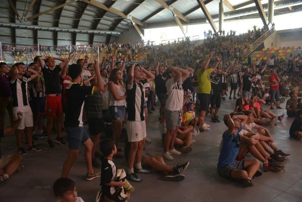 Los aficionados del Cartagena apoyan a su equipo en el Palacio de los Deportes