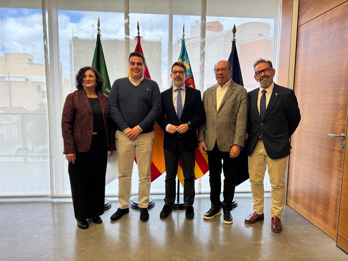 Los dos alcaldes de San Vicente y Campo Maior con los representantes festeros y el concejal de Fiestas