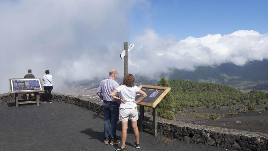 Un grupo de turistas en el mirador de Cumbre Vieja.