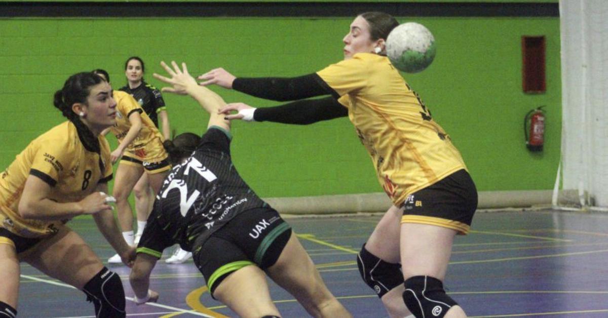 Paloma Calvo y Teresa Rodríguez provocan la pérdida de balón de la jugadora local Lucía Martín. |