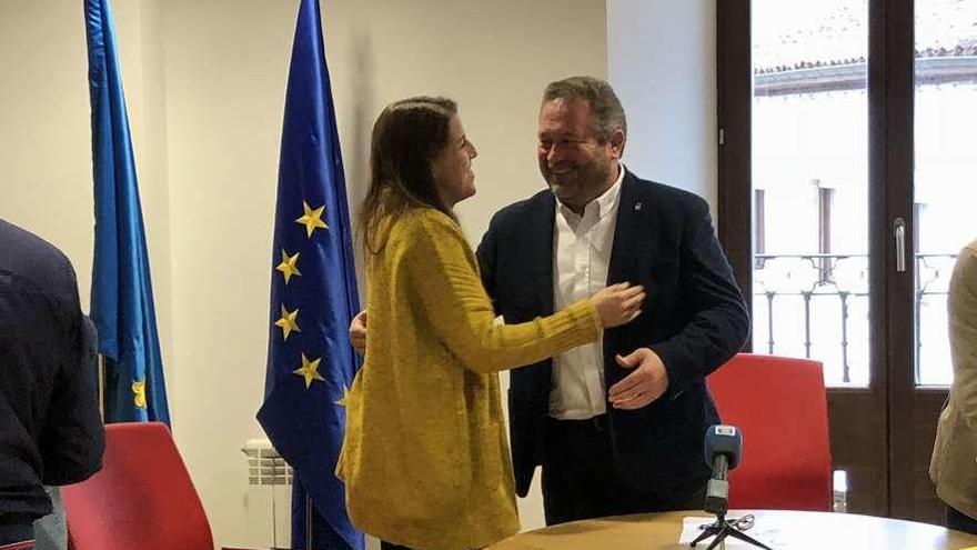 Rogelio Pando recibiendo el abrazo de su previsible sustituta en la Alcaldía de Colunga, Sandra Cuesta.