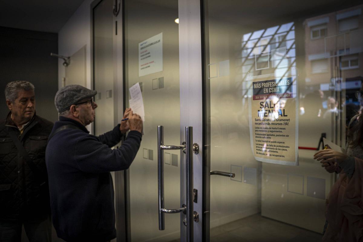 Protesta en Santa Coloma por las listas espera en salud mental