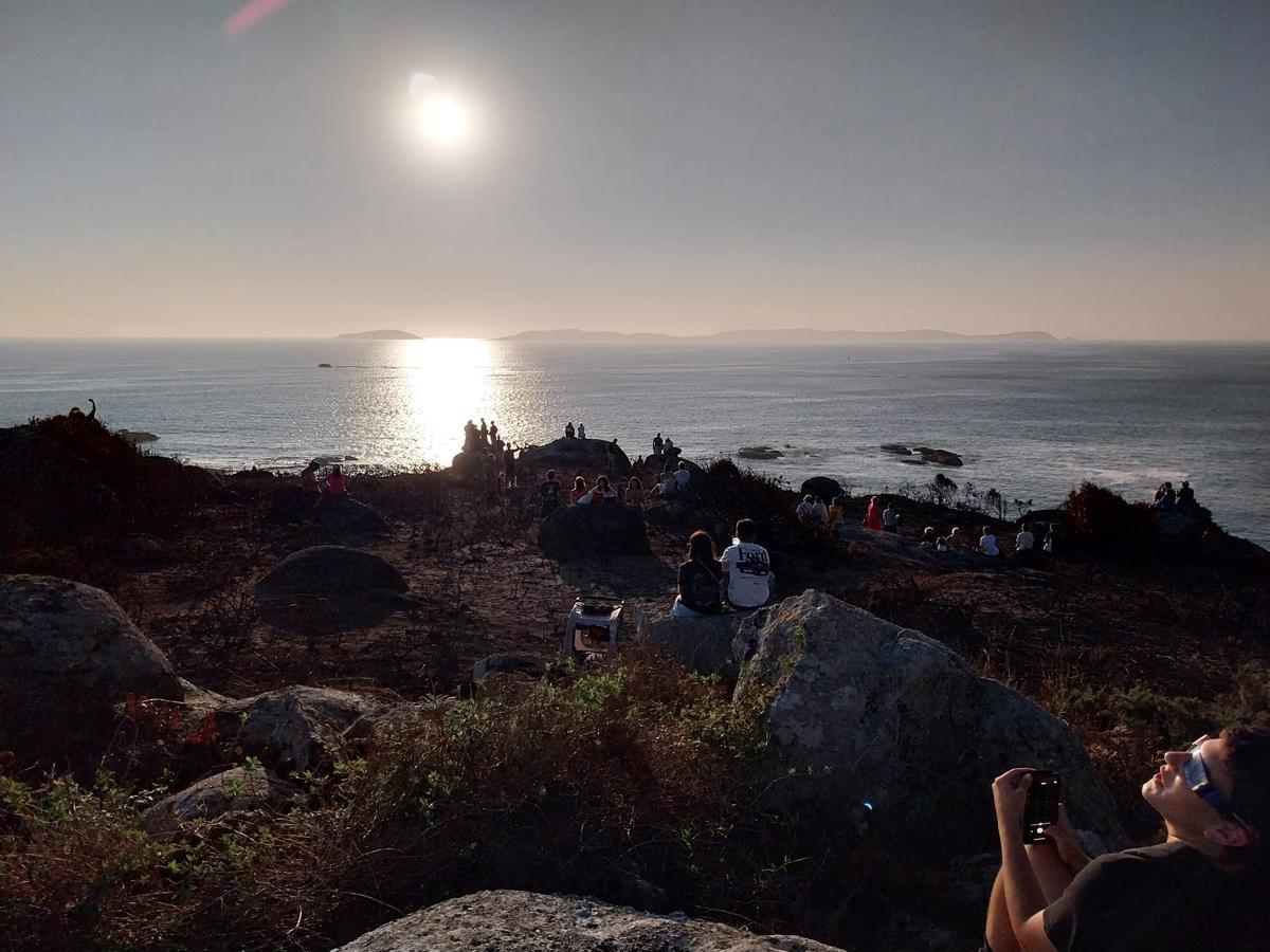 Vecinos y visitantes en Cabo Udra para el eclipse solar. Vecinos y visitantes en Cabo Udra para el eclipse solar.