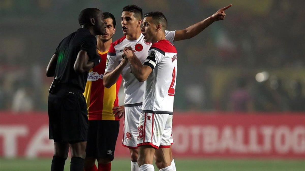 Los jugadores protestan al árbitro de la final