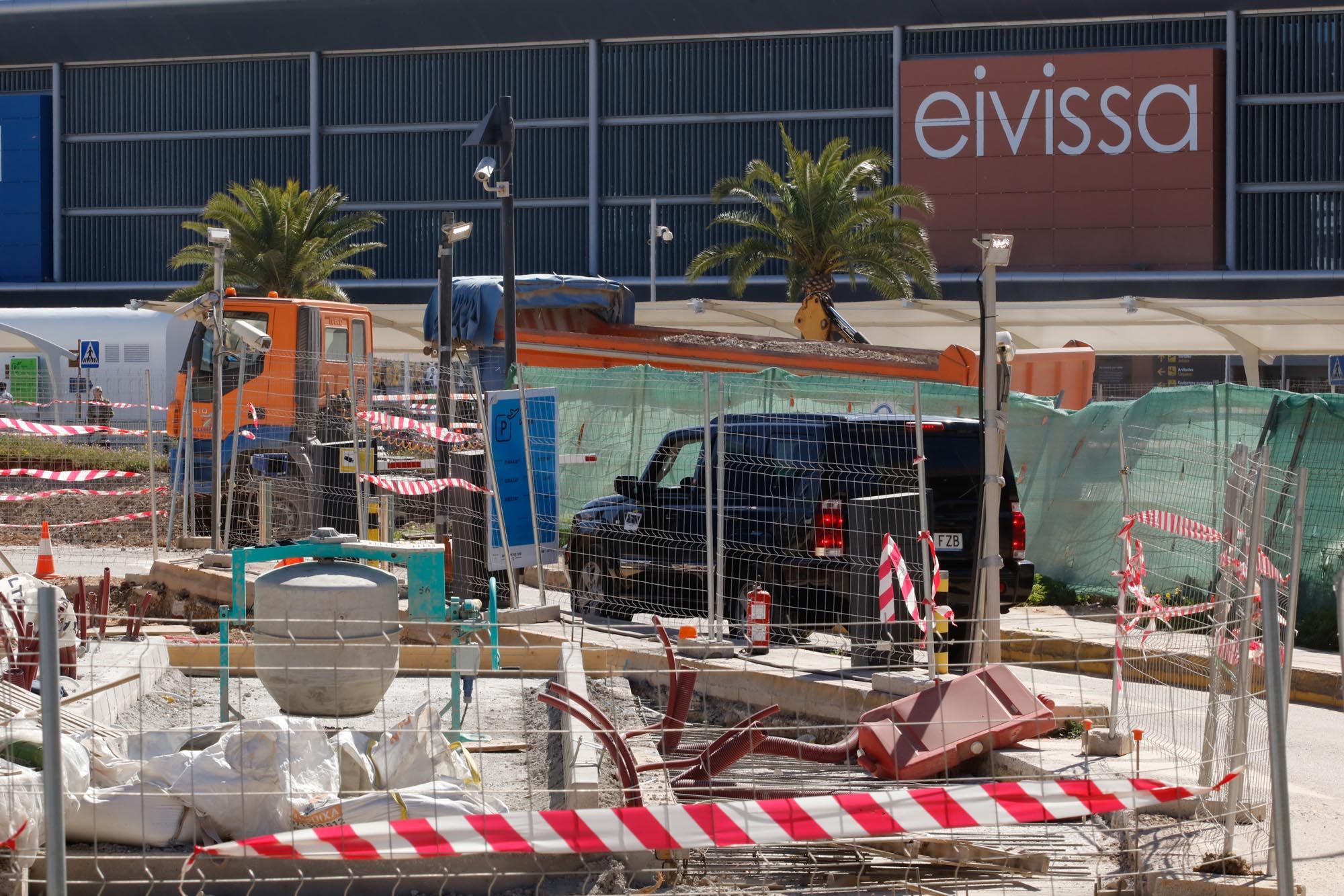 Obras en el aparcamiento del aeropuerto de Ibiza