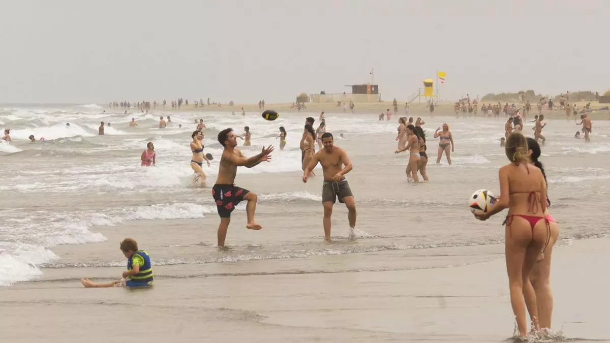 Rebozados en arena y calima en Playa del Inglés