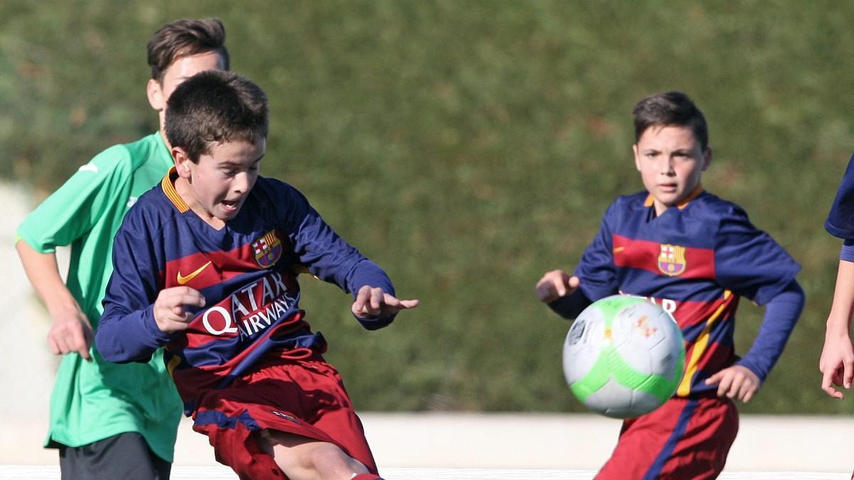 Arnau Martínez observa el chut de Marc Pelaz