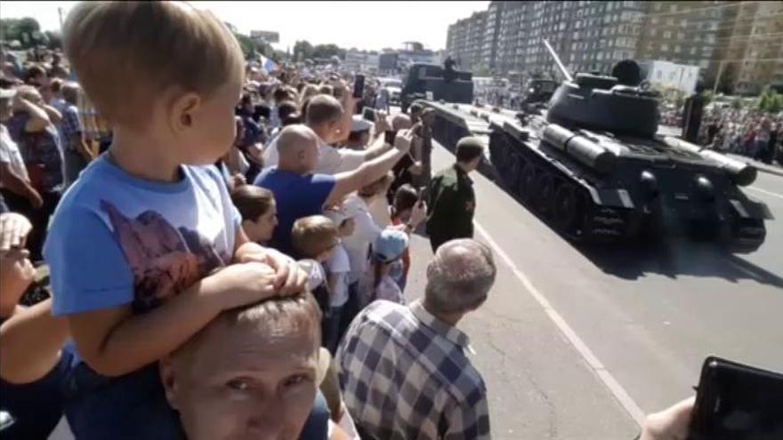Un padre y un hijo inmortalizan el accidente de un tanque en Rusia