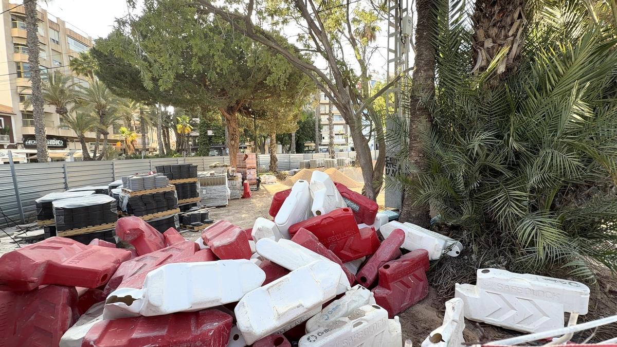 Zona interior del antiguo paseo resgauardada por el vallado en la que todavía no se ha actuado