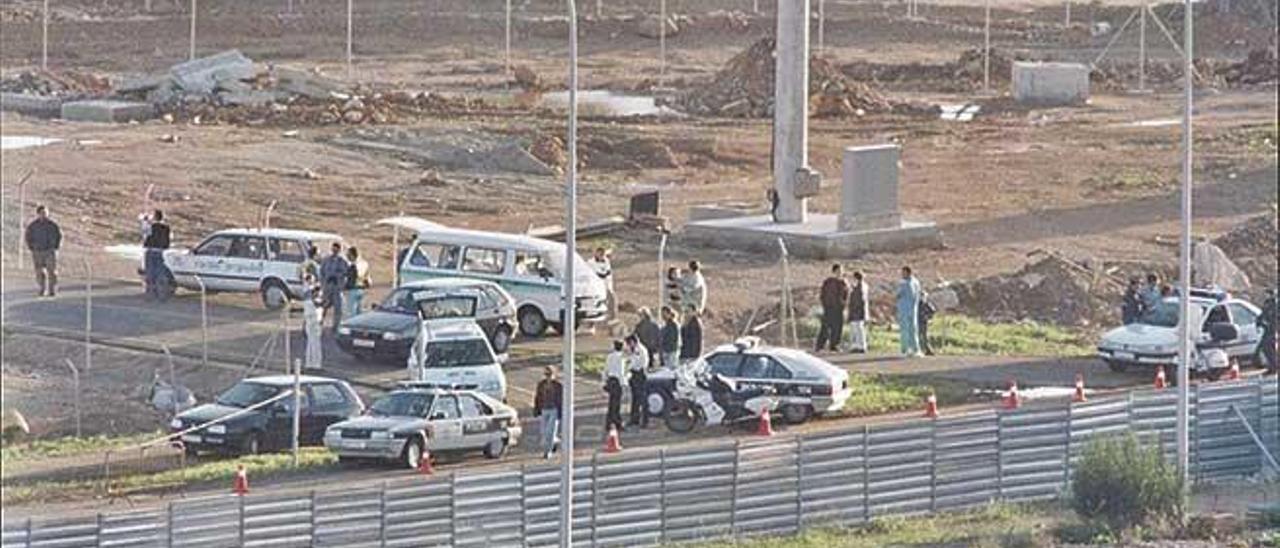 Guardias civiles y periodistas cercan el aviÃ³n de Air Algerie, aparcado en una pista en desuso.