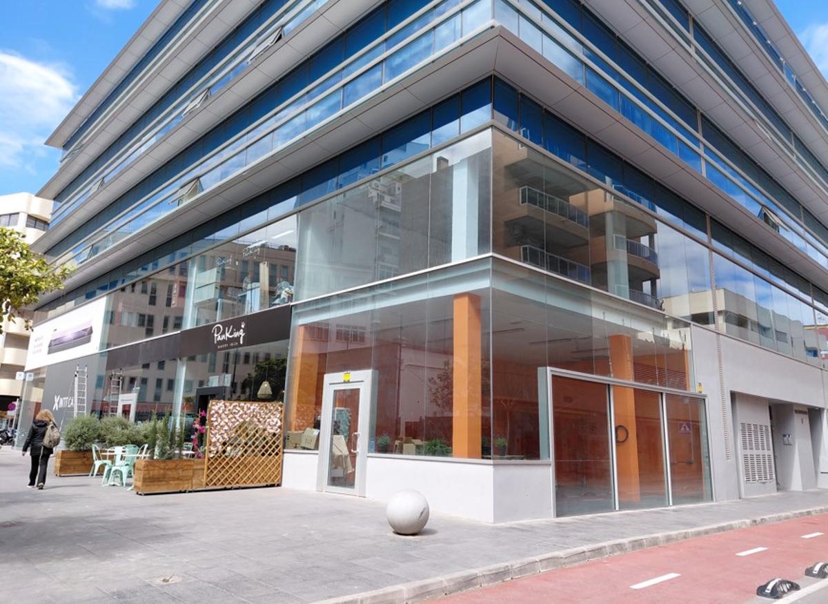 Detalle de la fachada principal de la empresa, e la calle de Pere Francés de Ibiza.