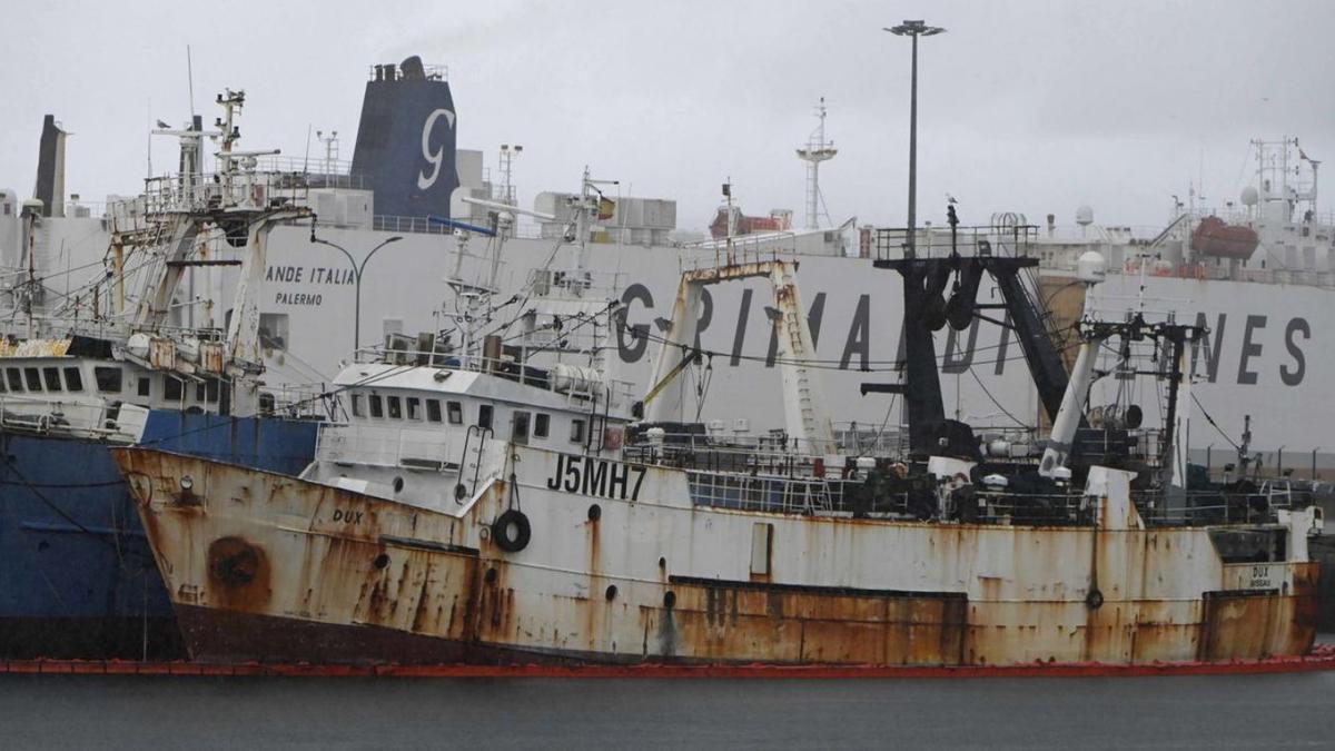 El «Dux», de capital vigués, consta formalmente como buque abandonado. Está en Bouzas. |