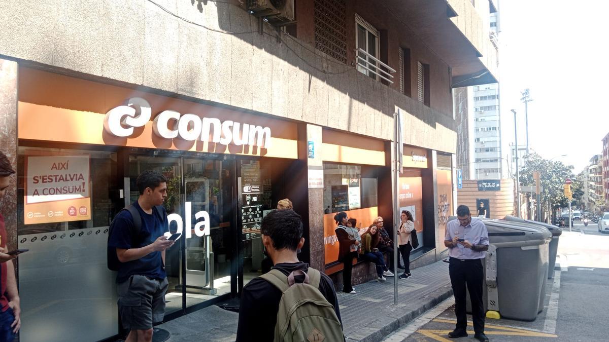 El supermercado cuyo wifi congregó a decenas de personas, ayer.