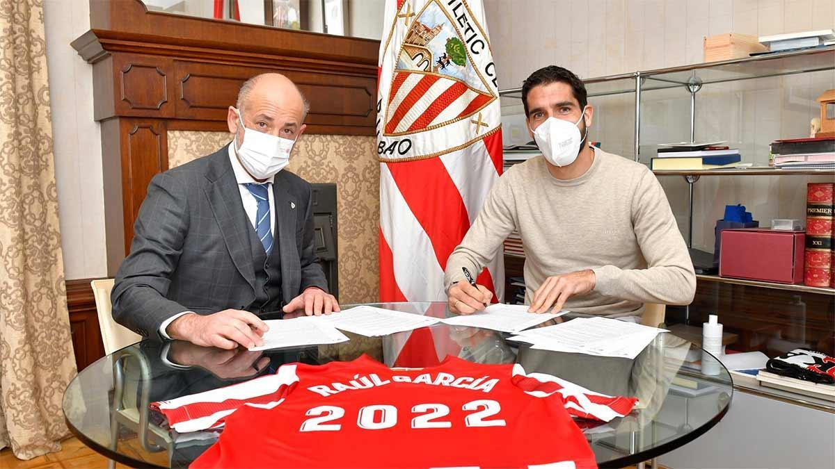 Raúl García firmando su último contrato profesional