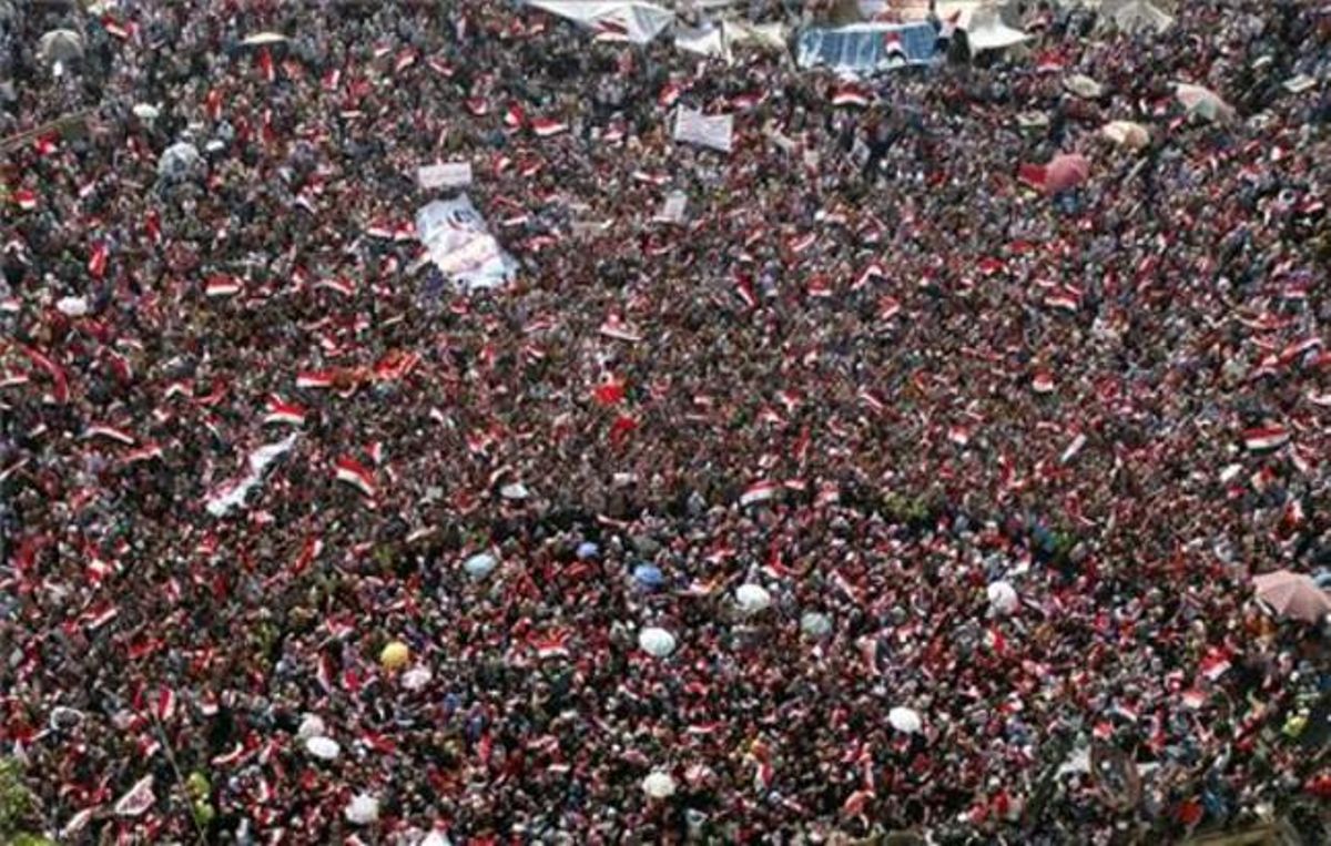 Fotografia aèria de la manifestació antigovernamental a la plaça de Tahrir del Caire, aquest diumenge.