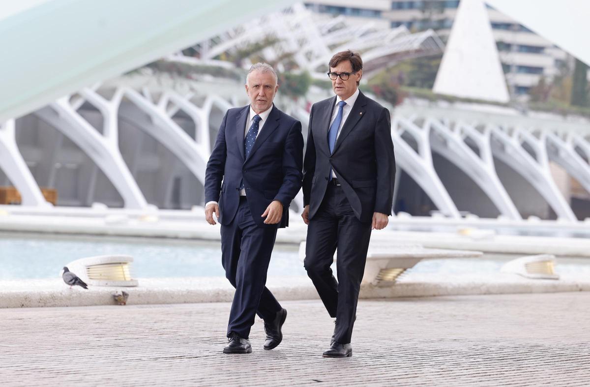 El ministro de Política Territorial, Ángel Víctor Torres, y el presidente catalán, Salvador Illa (d), a su llegada al homenaje a las víctimas de la DANA.