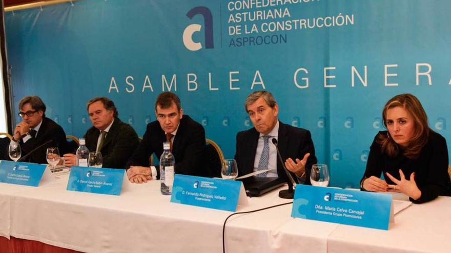 Por la izquierda, Óscar Candás; Delfín Cuervo, presidente del grupo de contratistas; Daniel García-Balbín, Fernando Rodríguez Valledor y María Calvo, ayer, en Gijón