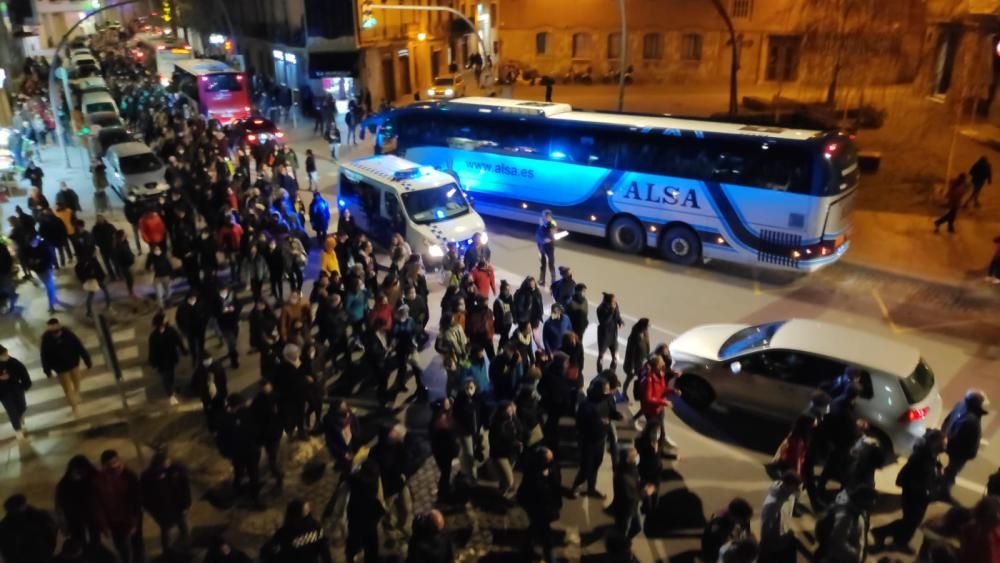 Desfila per la Muralla de Sant Francesc, direcció als jutjats