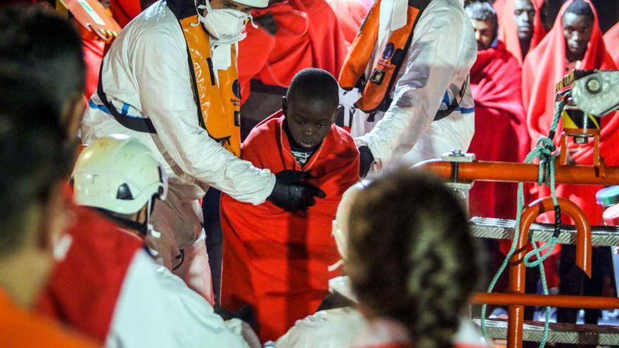 Miembros de la Cruz Roja asisten a las personas socorridas por Salvamento Marítimo.