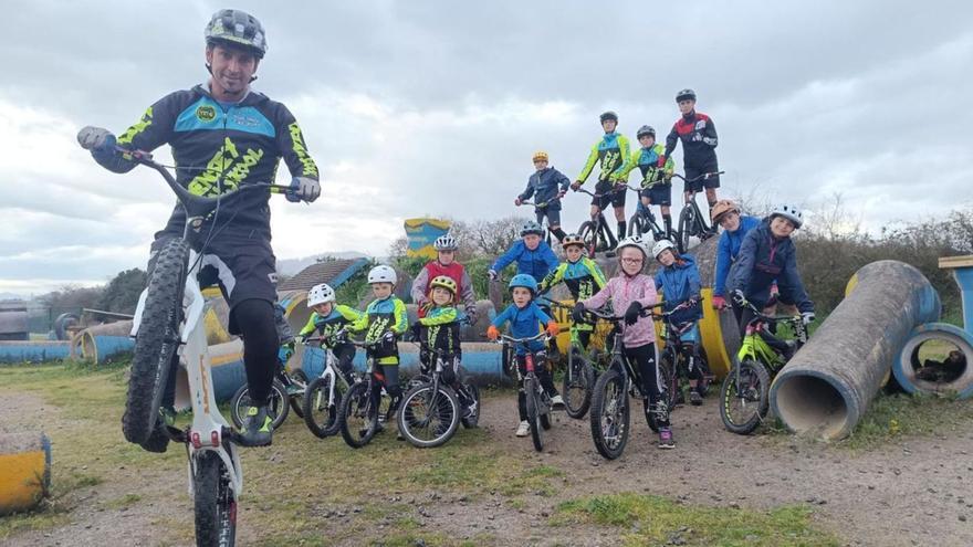 Javier Alonso, en bicicleta, con varios alumnos detrás. | LUCÍA RODRÍGUEZ