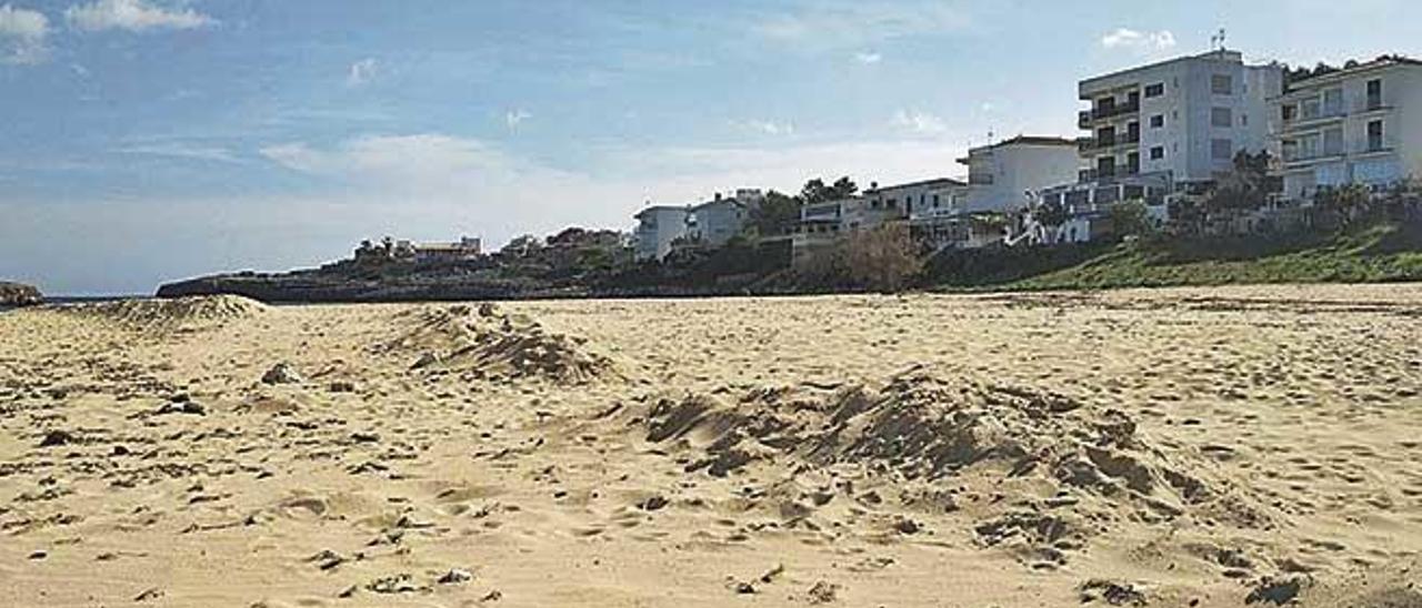 El Ayuntamiento propone regenerar la playa con arena de canteras.