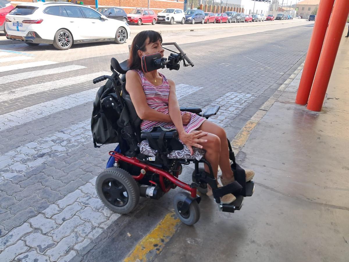 La Mònica Pàmies pujant la vorera amb la cadira de rodes