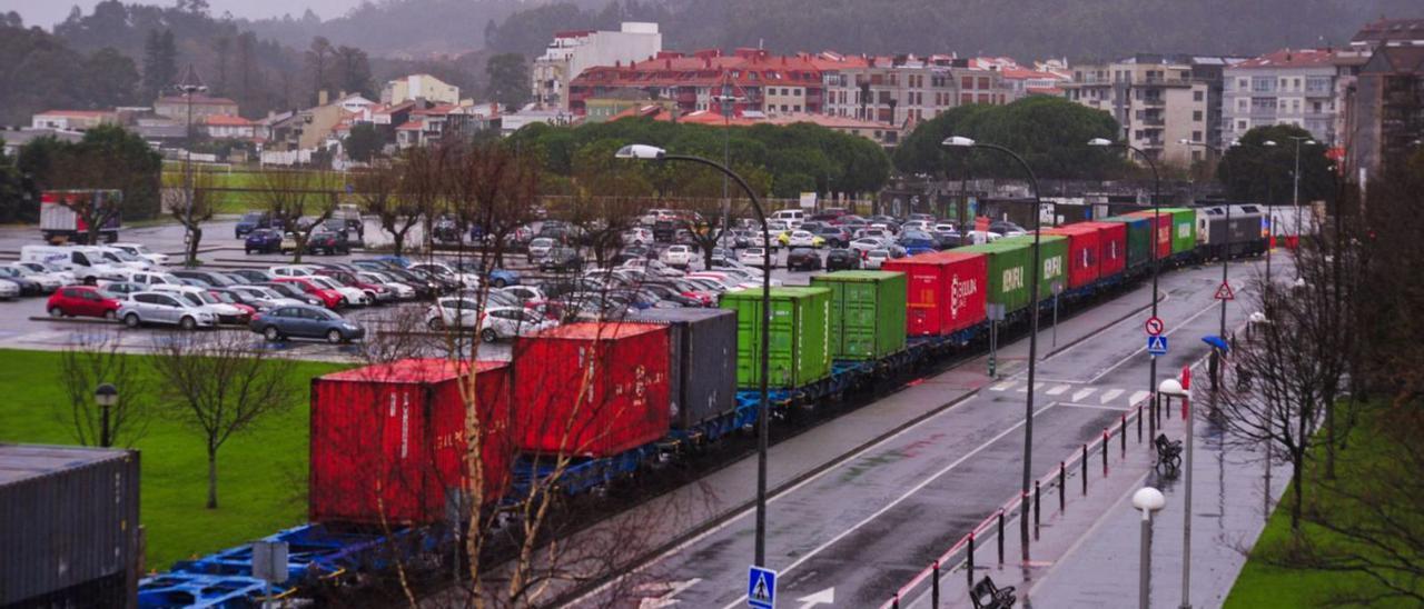 Tren de mercancías a su paso por Vilagarcía.