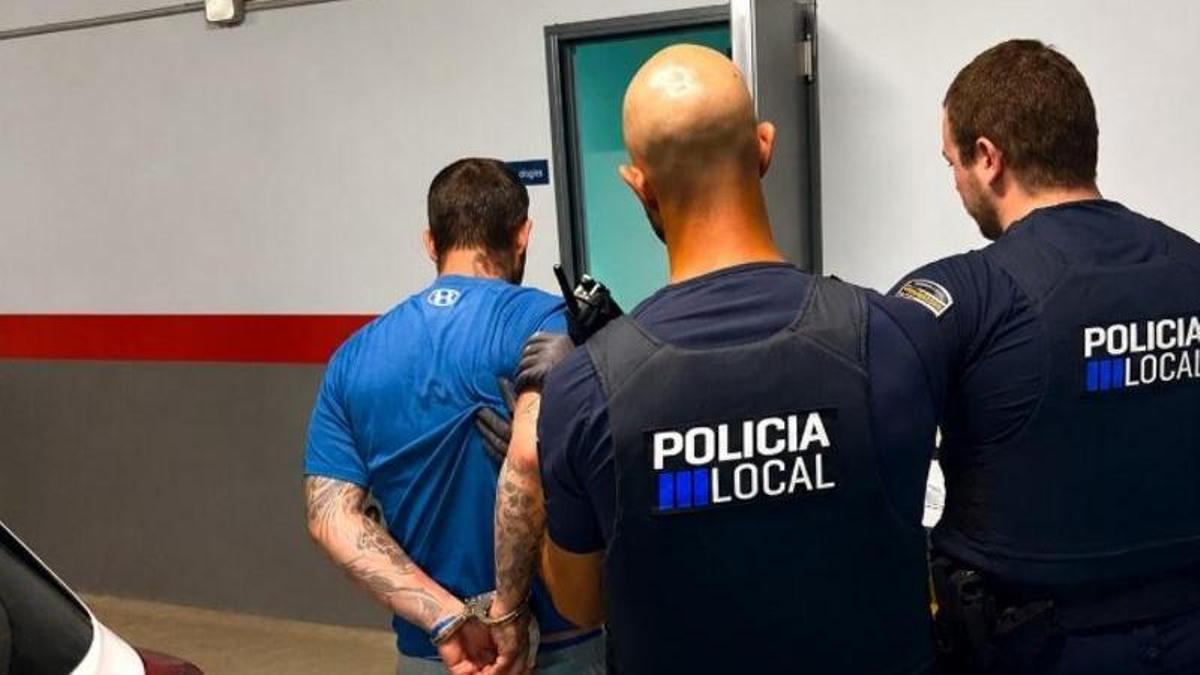 Agentes de la Policía Local de Sant Llorenç trasladan al detenido.